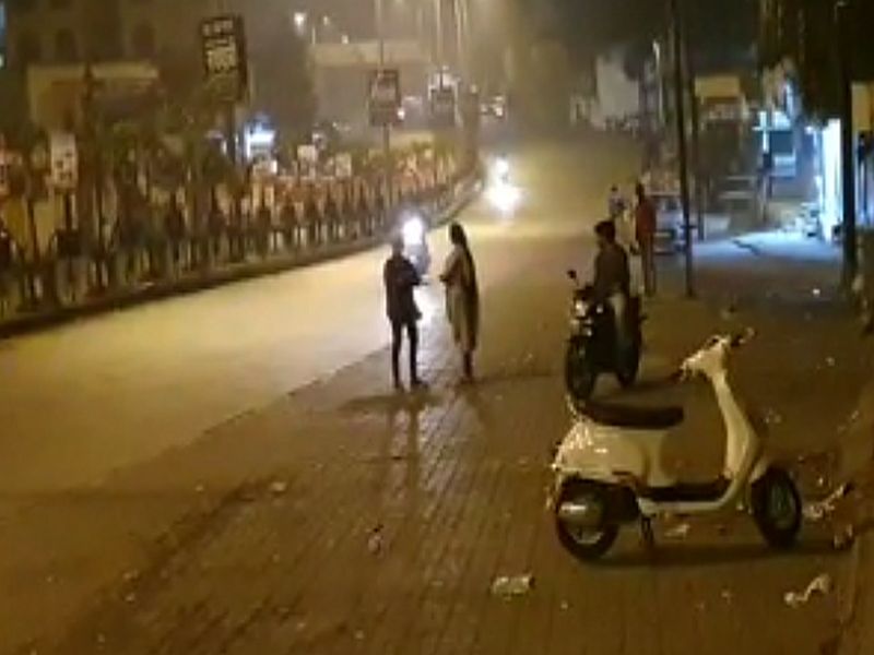 Police 'decoy': Bumpers stabbing women at midnight | पोलिसांचा ‘डिकॉय’ : महिलांची मध्यरात्री छेड काढणाऱ्यांना ठोकल्या बेड्या