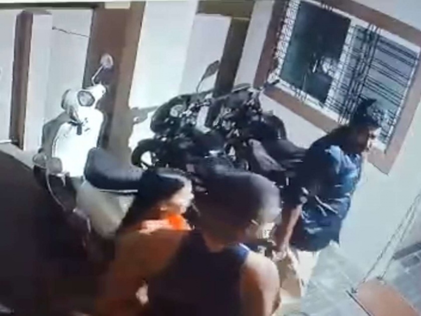 Police constable beats local residents | पोलिस शिपायाने केली स्थानिक रहिवाशांना मारहाण 