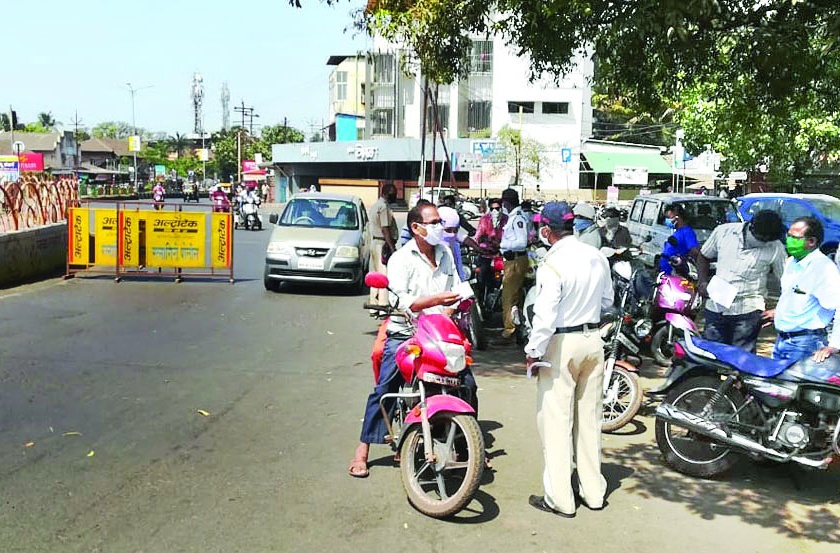 4 lakh 33 thousand fine collected from non-compliant, performance of traffic police | वाहतूक पोलिसांकडून ४ लाख ३३ हजारांचा दंड वसूल
