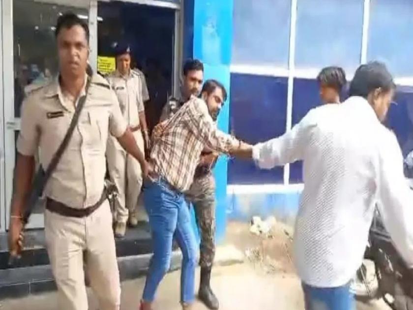  Police have arrested a doctor who cheated an MBBS student in love in Muzaffarpur in Bihar's Gaya district  | MBBSच्या विद्यार्थीनीसोबत प्रेम, शारीरिक संबंध अन् धोका; पोलिसांनी आरोपीला फरफटत नेले