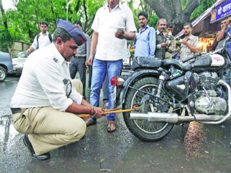 incidence in Pune: man escaped bike with police jammer | पुण्यात अजब चोरी : पोलिसांच्या जॅमरसह दुचाकी घेऊन मालक फरार