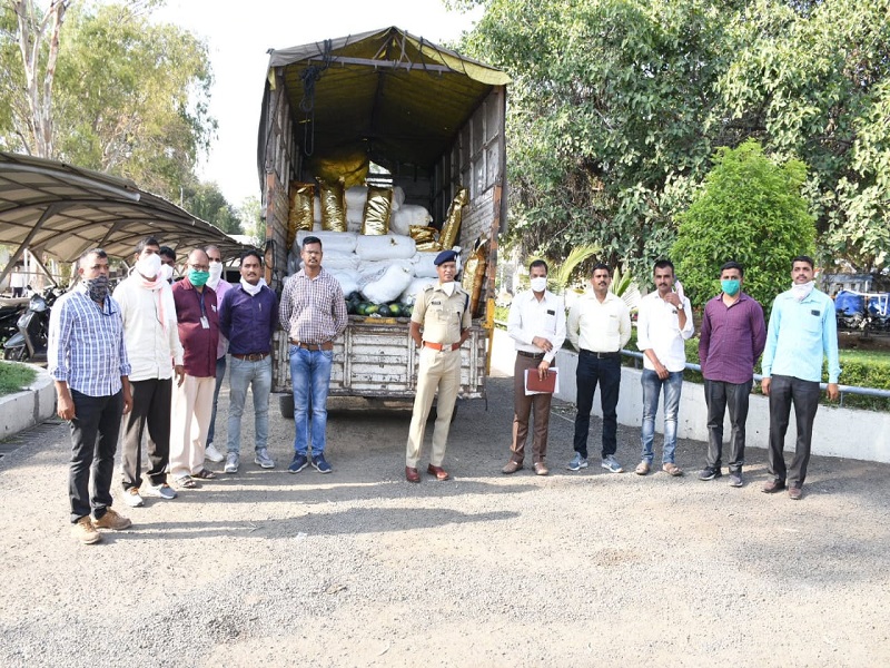 Smuggling of fragrant tobacco hidden under watermelons; 15 lakh worth of property confiscated | टरबूजखाली लपवून सुगंधी तंबाखूची तस्करी; १५ लाखांचा मुद्देमाल जप्त