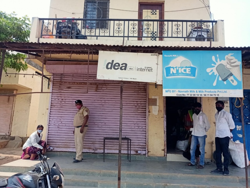 Crime filed against four shopkeepers in Mayani | मायणी येथे चार दुकानदारांवर गुन्हे दाखल