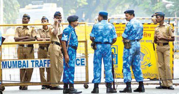 15 SRPF policemen in Solapur infected with 'corona'; Treatment started in Mumbai | सोलापूरच्या १५ एसआरपीएफ पोलीसांना ‘कोरोना’ ची लागण; मुंबईत उपचार सुरू
