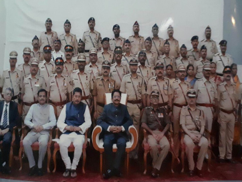 Honor by Governor of 22 Police Officers and employees of Pune District | पुणे जिल्ह्यातील २२ पोलीस अधिकारी, कर्मचाऱ्यांचा राज्यपालांच्या हस्ते सन्मान