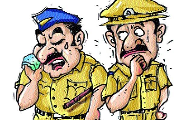 Police, who target Khaki, are still absconding | ‘खाकी’ला लक्ष्य करणारा पोलीस अद्याप फरार