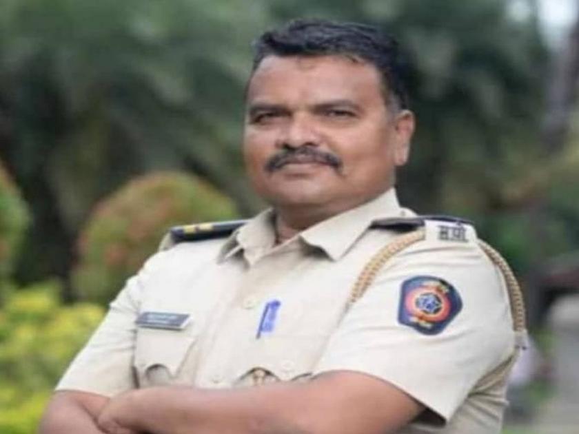 A policeman passing by on a two-wheeler dies of a heart attack; Incident in Kopargaon town | दुचाकीवरून जाणाऱ्या पोलीस कर्मचाऱ्याचा हृदयविकाराने मृत्यू; कोपरगाव शहरातील घटना