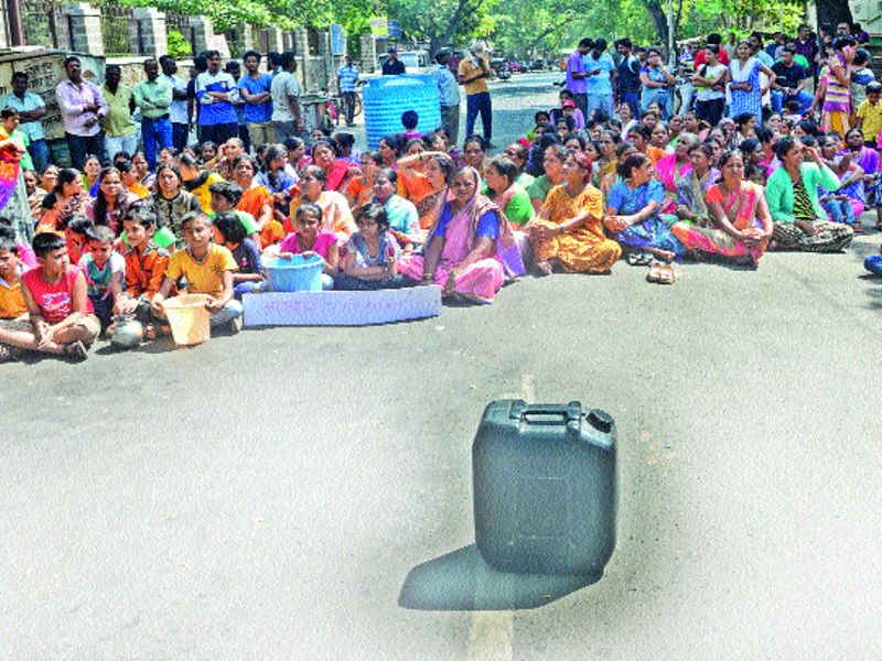 Families of police in Pune on the road for water | पोलिसांची कुटुंबे रस्त्यावर
