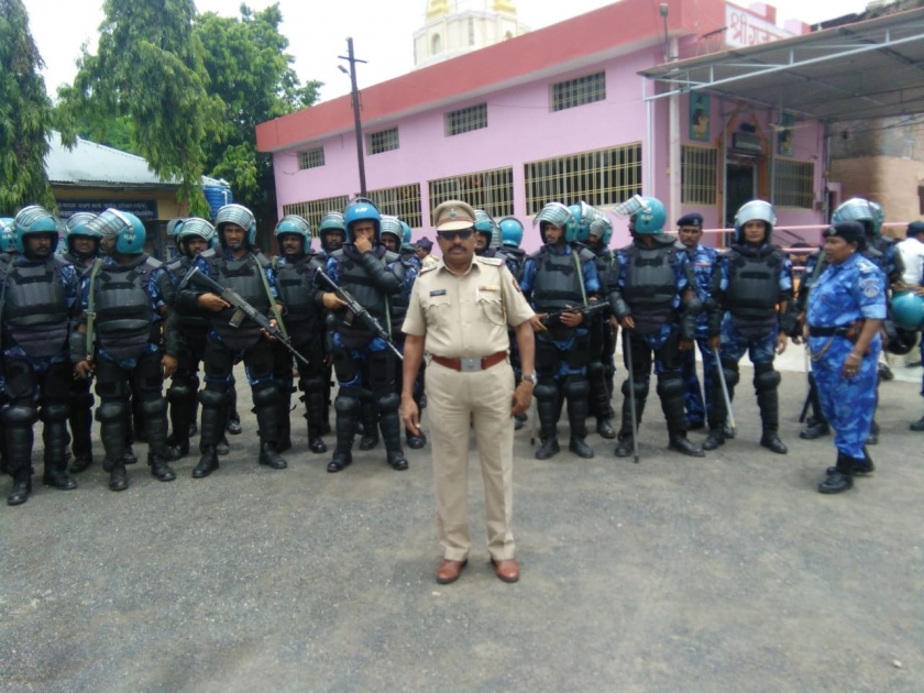 Road control of the RCF jawans including police | कारंजात पोलिसांसह आर.सी.एफ जवानांचे पथसंचालन
