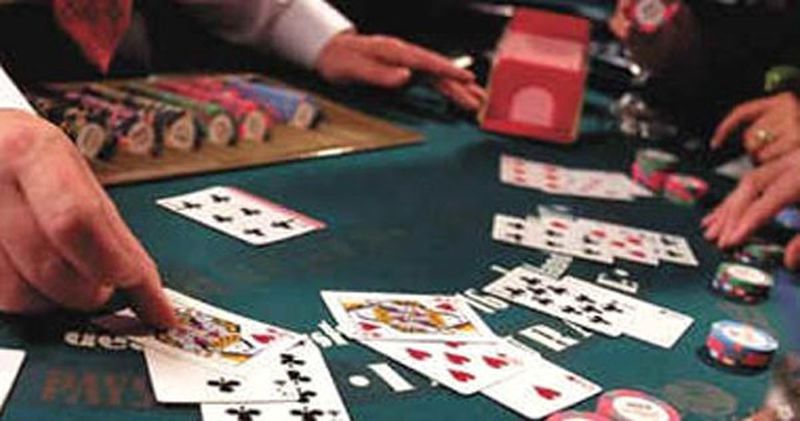 Police raid on gambling at Lonar | लोणारात पोलिसांचा जुगाराव छापा; ३३ जणांविरोधात गुन्हा
