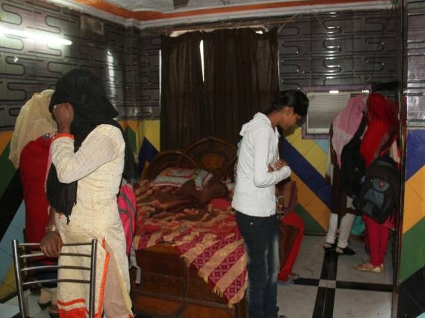 police raids guest house in chandrapur caught 13 college couple | 'रोज डे'ला पोलिसांनी कॉलेज चौकातल्या गेस्ट हाऊसवर धाड टाकली अन्...