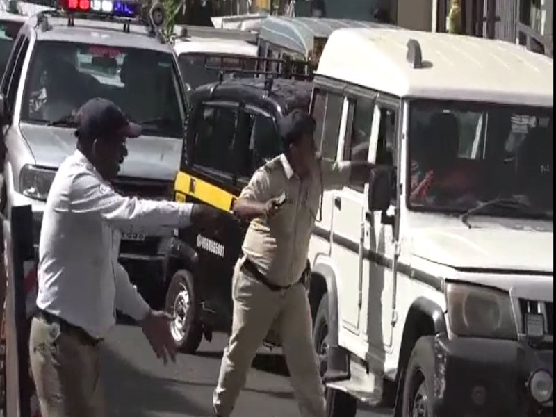 maharashtra minister jitendra awhad car stuck in traffic kolhapur police slaps other car driver video goes viral social media | Jitendra Awhad Video : आव्हाडांची गाडी ट्रॅफिकमध्ये अडकली, पोलिसानं समोरच्या जीपवाल्याला थप्पडच लगावली!