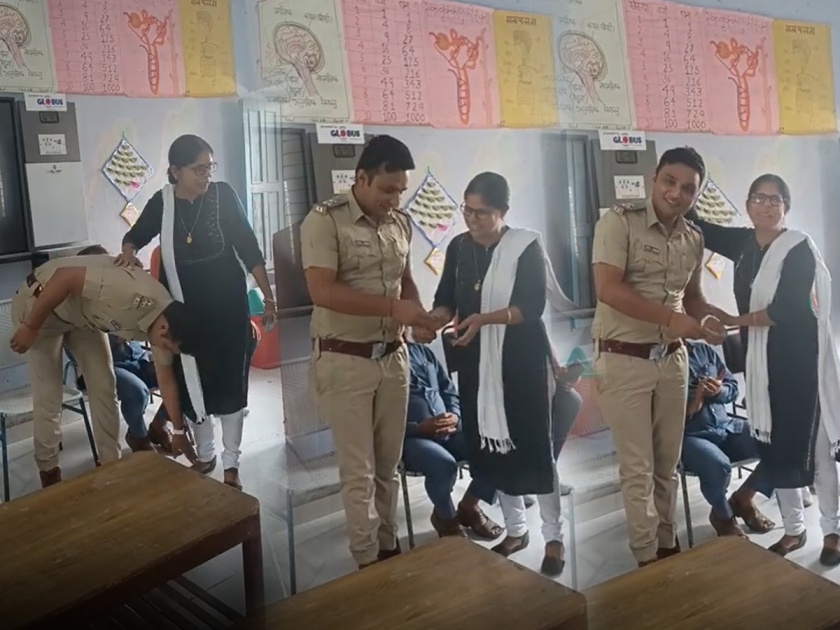 teacher gives 1100 rupees to student who becomes police officer | Viral Video: पोलीस झालेल्या विद्यार्थ्याचा शिक्षेकेने केला असा सन्मान जे पाहुन तुमचेही डोळे पाणावतील