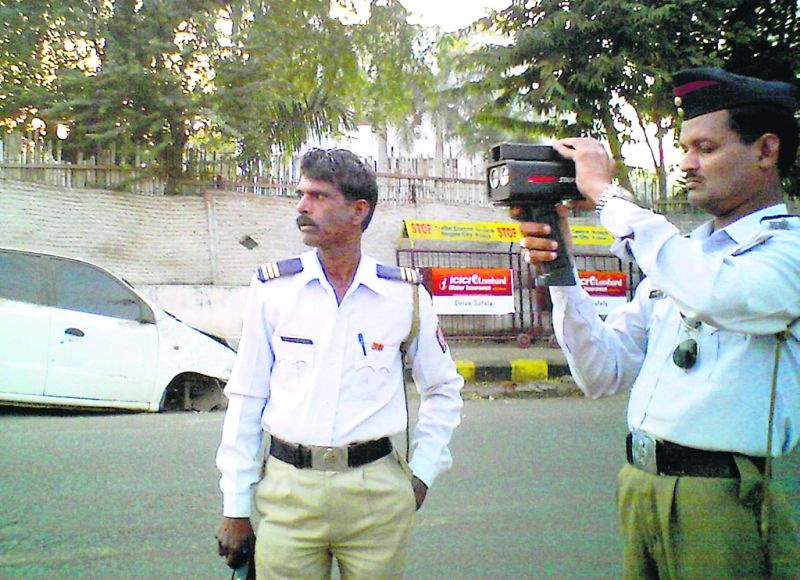 Traffic police of Nagpur under the eye of High Court | नागपूरचे वाहतूक पोलीस हायकोर्टाच्या नजरेखाली