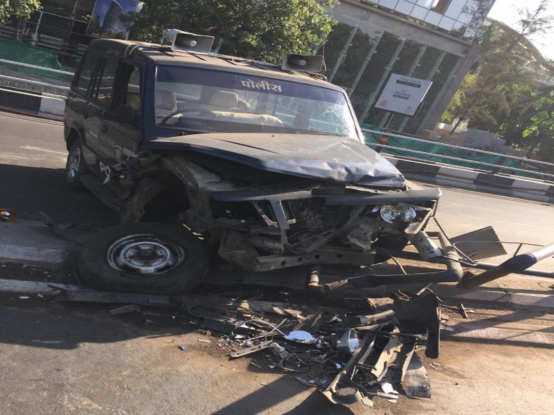 Accident to police van in Pune; Inspector, driver injured | पुण्यात पोलीस व्हॅनला अपघात; निरीक्षक, चालक जखमी