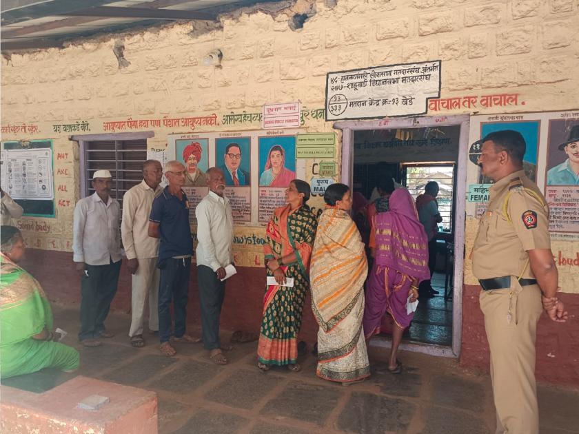 Polling for Lok Sabha held peacefully in Kolhapur amid tight police presence, Mobile ban on polling booths | LokSabha2024: मतदान केंद्रांवर मोबाइल बंदी, कोल्हापुरात चोख पोलिस बंदोबस्तात शांततेत मतदान
