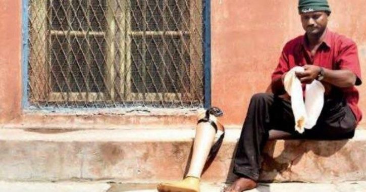 Breaking All Stereotypes Hyderabad Police Helps A Rescued Beggar By Gifting Him | खाकी वर्दीतील माणुसकी; अपंग भिकाऱ्याला बसवून दिला कृत्रिम पाय