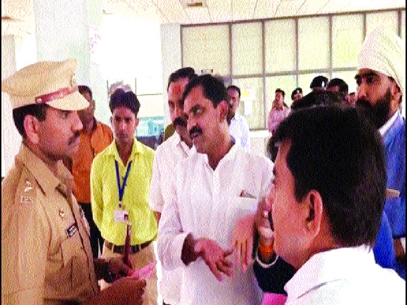 'No Entry' to BJP office bearers at Nanded Airport | नांदेड विमानतळावर भाजप पदाधिकाऱ्यांना ‘नो एन्ट्री’