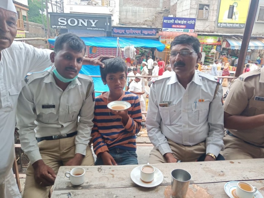 Police gave the child to Pandharpur escaped from home | घरातून पळून पंढरपूरला आलेल्या मुलासाठी पोलीस बनले माऊली!