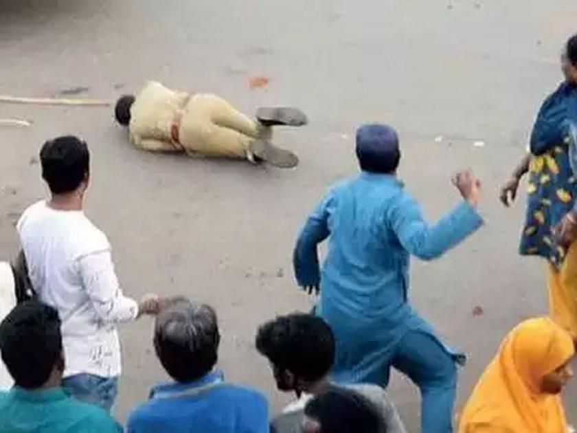 CAA: ahmedabad caa violence policemen miscreants muslim youth saved their lives by waving tricolor | CAA Protests: शेकडो आंदोलकांनी पोलिसांना घेरलं; तिरंगा फडकावून काही तरुणांनी वाचवलं