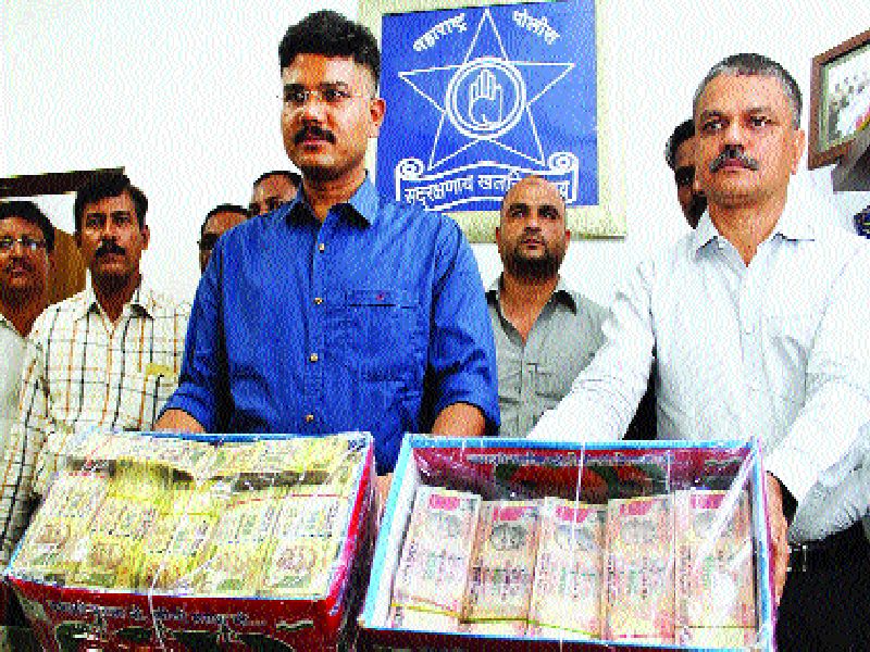  98 million old notes seized in Thane | ठाण्यात ९८ लाखांच्या जुन्या नोटा जप्त