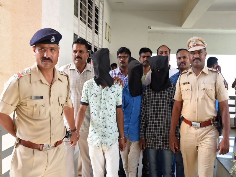 Chains grabbing stolen jewelery; Three Indian criminals arrested | चोरीचे दागिणे घेणाऱ्या सराफाला बेड्या; तीन सराईत गुन्हेगारांच्या बांधल्या मुसक्या