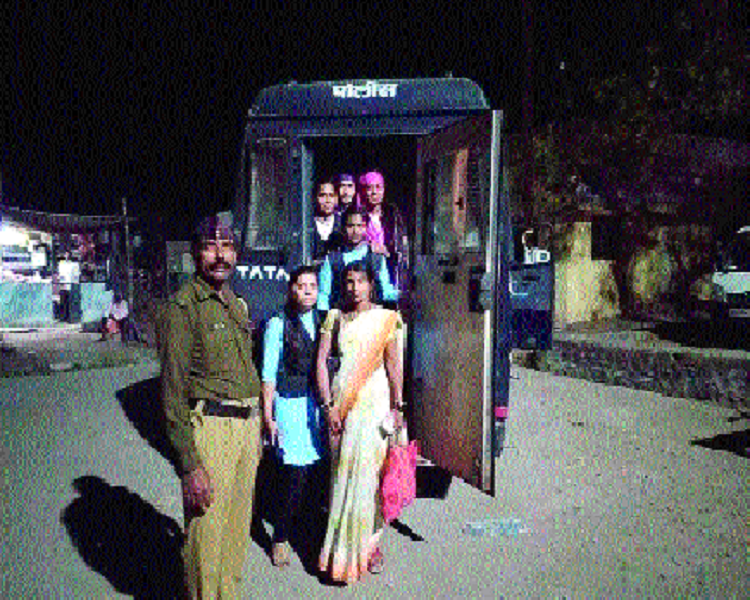 See what the Tasgaon police did to those 'college girls' at night | ' त्या' महाविद्यालयीन युवतींना तासगाव पोलिसांनी रात्रीच्यावेळी काय केले पहा