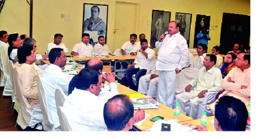  Meeting of the Mandalis for the Lok Sabha - Meeting in Mumbai: Rights in the place of Kolhapur | लोकसभेसाठी काँग्रेसकडून मंडलिकांची चर्चा -मुंबईत बैठक : कोल्हापूरच्या जागेवर हक्क