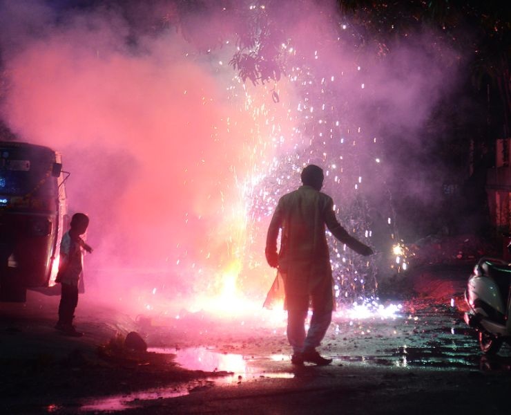 Diwali: Mumbaikars also defeated air pollution | दिवाळी : वायू प्रदूषणालाही मुंबईकरांनी हरविले