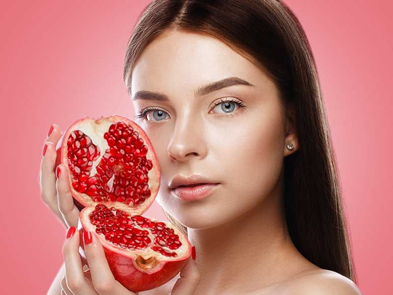 Pomegranate toner can increase your skin beauty | डाळिंबापासून घरीच तयार करा टोनर; त्वचा तजेलदार दिसण्यास होईल मदत!