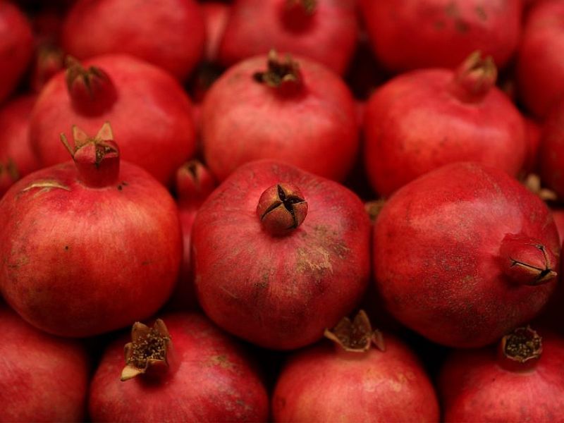 Farmers loot from pomegranate traders | डाळिंब व्यापाऱ्यांकडून शेतकऱ्यांची लूट