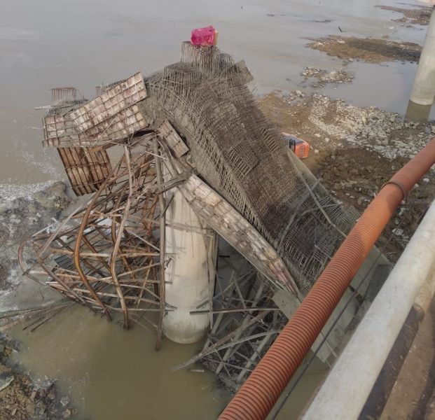 Pillar of a bridge under construction collapsed in Bhandara district; No casualties | भंडारा जिल्ह्यात निर्माणाधीन पुलाचा पिलर कोसळला; जिवीतहानी नाही