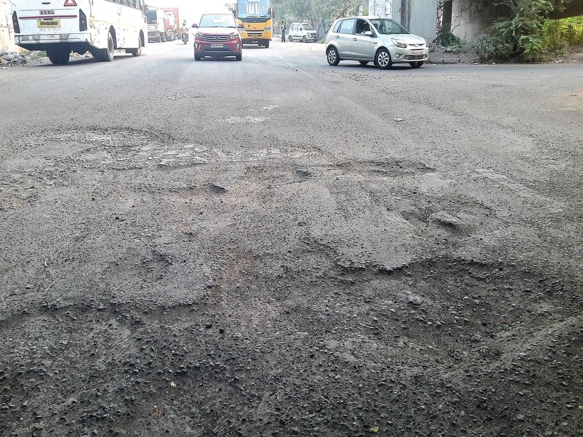Dust in the name of road repairs; Three crores of municipal corporation went into the pit | रस्ते दुरुस्तीच्या नावाने धूळफेक; महापालिकेचे तीन कोटी गेले खड्ड्यात