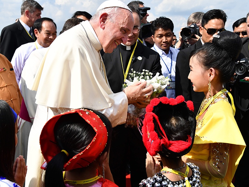 There is no religious discrimination in Myanmar, military officials said to Pope Francis | म्यानमारमध्ये धार्मिक भेदभाव नाहीच, लष्करी अधिकाऱ्यांनी दिली पोप फ्रान्सिस यांना माहिती