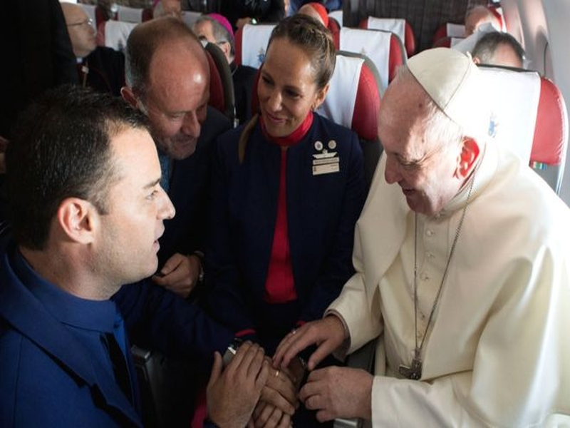 Pope Francis marries couple on plane in Chile | 36 हजार फुटांवर झाला विवाह, पोप फ्रान्सीस यांनी हवेतच बांधली 'जोडप्या'ची लग्नगाठ 