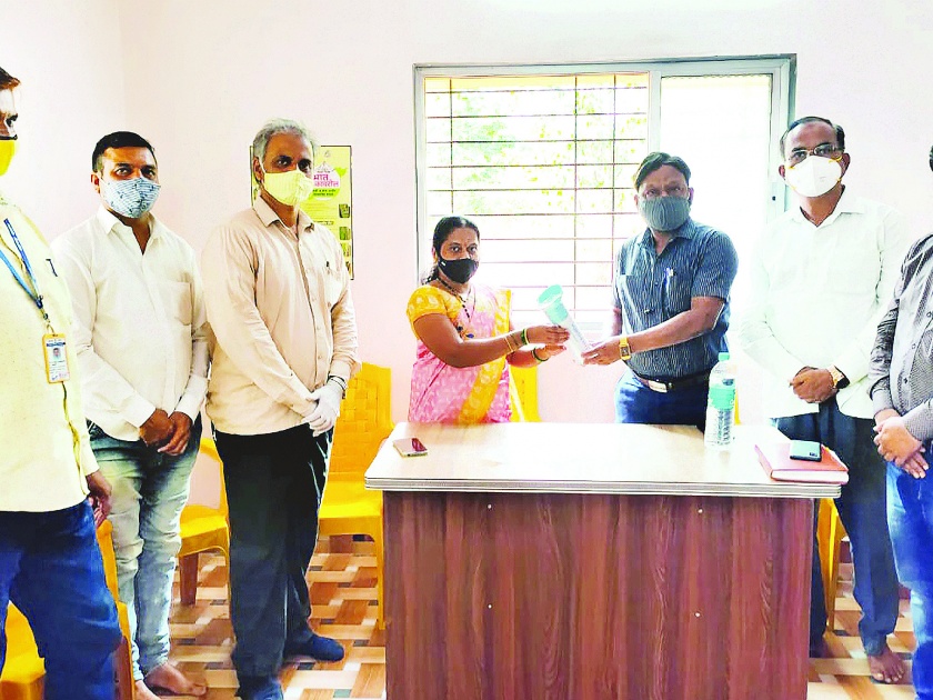 Portable oxygen handed over to four gram panchayats in Vaibhavwadi | Oxygen -वैभववाडीतील चार ग्रामपंचायतींना पोर्टेबल ऑक्सिजन सुपुर्द