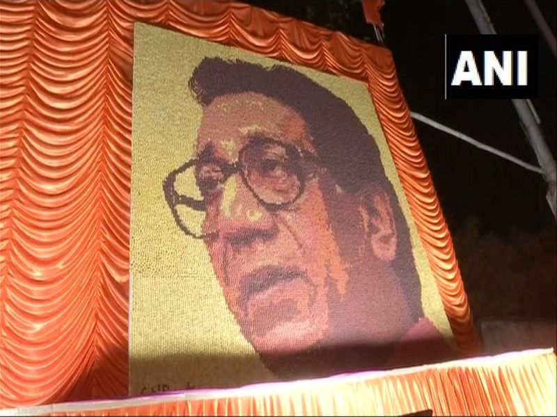 Artist puts up a portrait of Balasaheb Thackeray in front of Shiv Sena Bhavan, Mumbai on the occasion of his birth anniversary | Balasaheb Thackeray Birth Anniversary : अनोखी मानवंदना; 33 हजार रुद्राक्षांच्या माध्यमातून साकारले बाळासाहेब