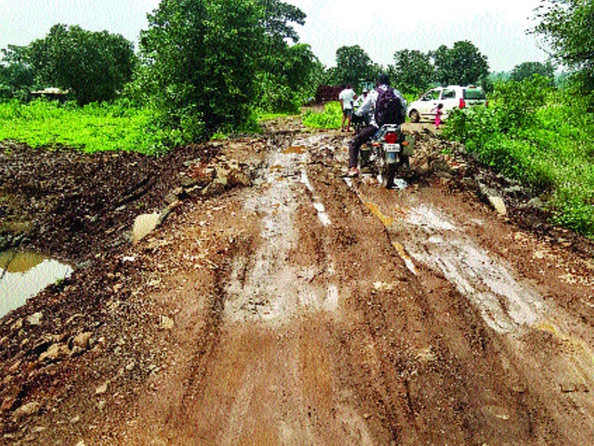 Poor-Male Damaged Road Dangerous | पोशीर-माले खचलेला रस्ता धोकादायक