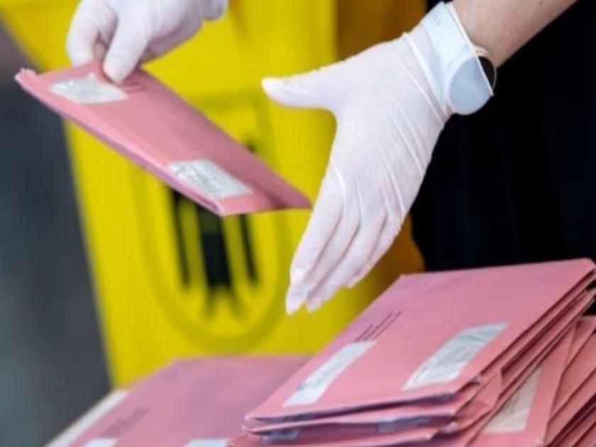 Postal voting option for government employees to avoid disenfranchisement | मतदानापासून वंचित राहू नये म्हणून सरकारी नोकरदारांसाठी टपाली मतदानाचा पर्याय