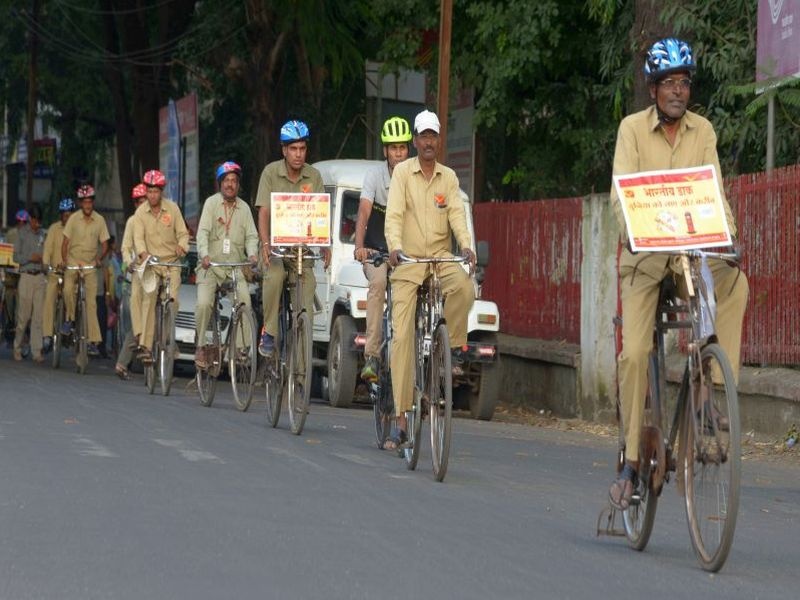 Navyakarkar's focus on 75 cyclists in the city, Postman's 'Ride' | शहरात अवतरलेल्या ७५ सायकलस्वार पोस्टमनच्या ‘राईड’ने नाशिककरांचे वेधले लक्ष