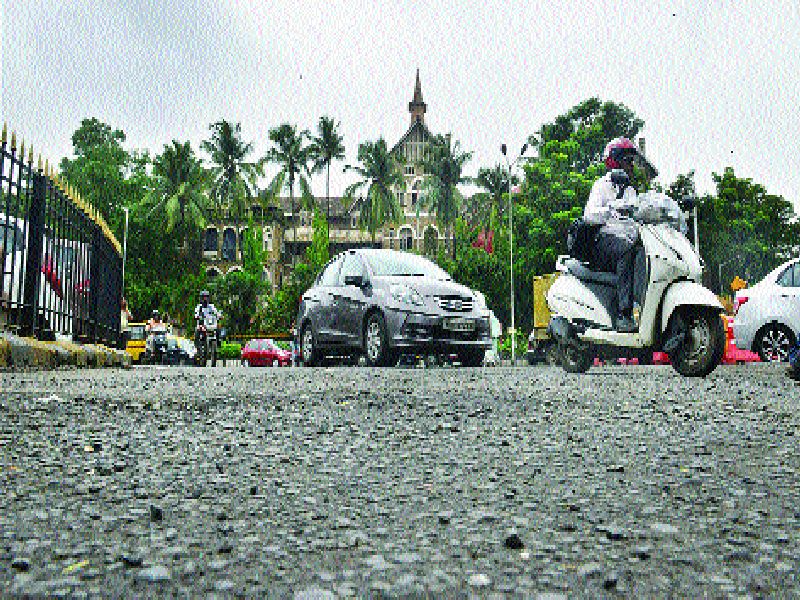 potholes on the police commissioner office road | दक्षिण मुंबईची वाट बिकट : पोलीस आयुक्तालयाला पडलाय खड्ड्यांचा वेढा