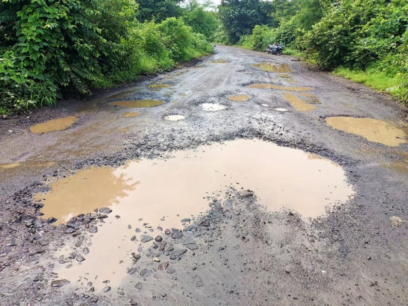 asphalt of ambernath kalyan gramin road washed away | अंबरनाथ कल्याण ग्रामीण जोड रस्त्यावरील डांबर गेले वाहून