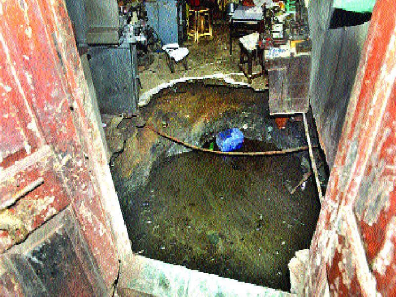 Four people were injured in a pit in the house! | घरात खड्डा पडून चौघे जण जखमी!