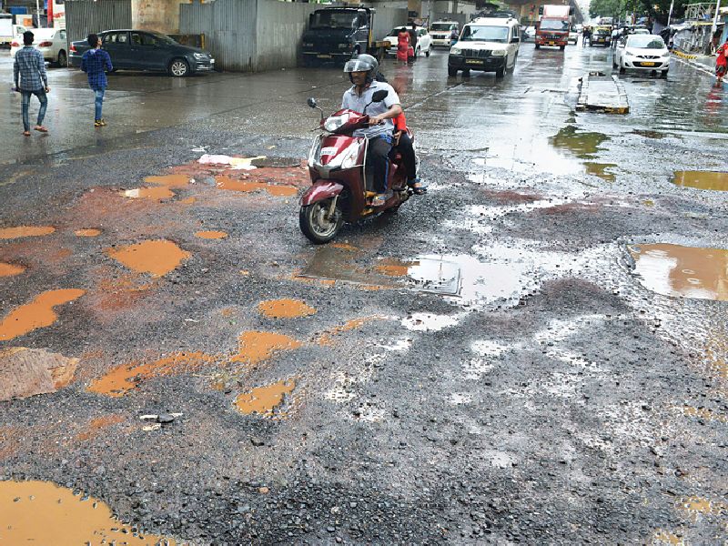  Due to the stagnation of rain, road works in Mumbai | पाऊस थांबल्याने मुंबईत रस्त्यांच्या कामांना वेग
