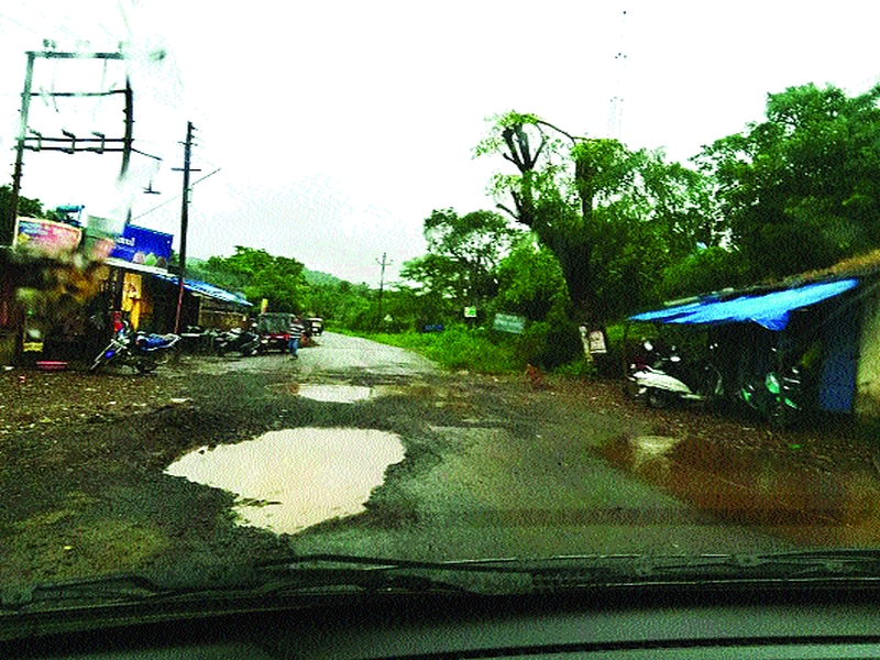 Sand overloaded traffic causes plight of roads, drivers with locals suffering from potholes | वाळूच्या ओव्हरलोड वाहतुकीने रस्त्यांची दुर्दशा, खड्ड्यांमुळे स्थानिकांसह वाहनचालक त्रस्त