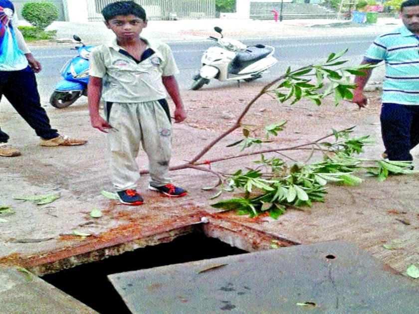 In Vasaiet Manhole, the boy fell | वसईत मॅनहोलमध्ये मुलगा पडला