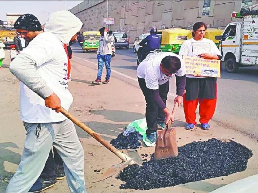 parents filling potholes after son death in new delhi faridabad | अपघातात मुलाचा जीव गेला; आई-वडिलांनी खड्डे बुजविण्याचा वसाच घेतला