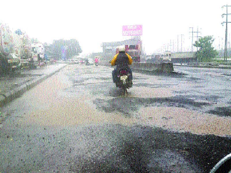 Service road crumbled before the completion of the road | सर्व्हिस रोड पूर्ण होण्याअगोदरच उखडला