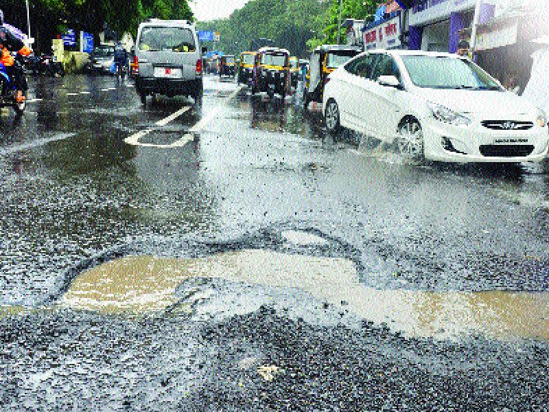 Road traffic in Mumbai due to potholes | मुंबईत खड्ड्यांमुळे रस्ते वाहतुकीचा खोळंबा