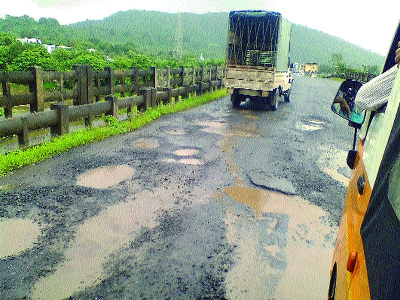 Dump due to potholes, Shihu road day | खड्ड्यांमुळे नागोठणे, शिहू रस्त्याची दैनावस्था